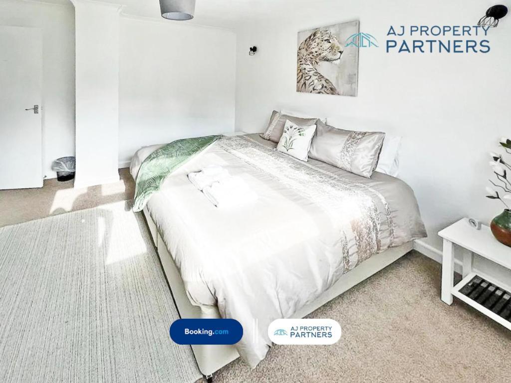 Premium Deal L Hill View Home L Last-Minute Offer L Cheltenham L Aj Properties L Perfect For Short Or Long Stays L 4Beds 4Bedrooms Екстер'єр фото