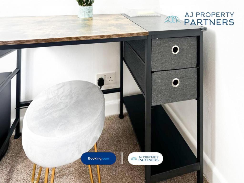 Premium Deal L Hill View Home L Last-Minute Offer L Cheltenham L Aj Properties L Perfect For Short Or Long Stays L 4Beds 4Bedrooms Екстер'єр фото