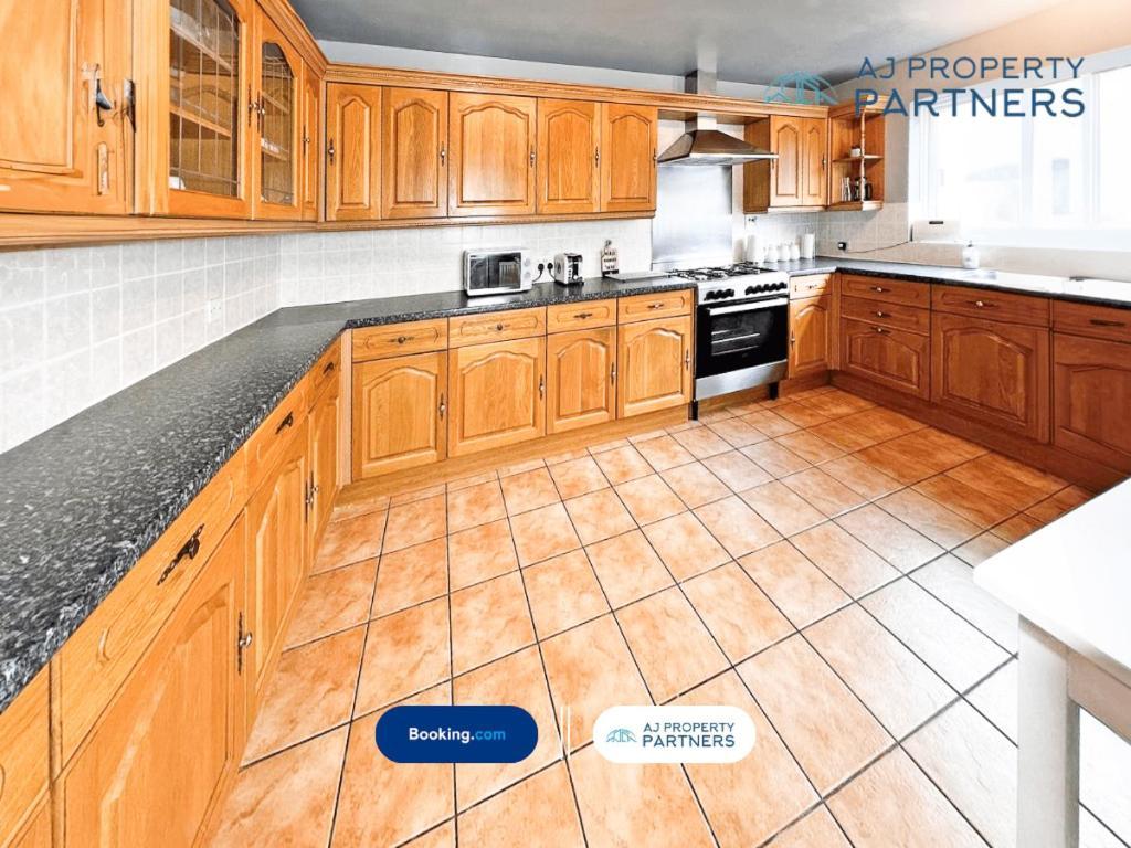 Premium Deal L Hill View Home L Last-Minute Offer L Cheltenham L Aj Properties L Perfect For Short Or Long Stays L 4Beds 4Bedrooms Екстер'єр фото