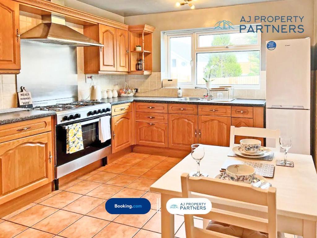 Premium Deal L Hill View Home L Last-Minute Offer L Cheltenham L Aj Properties L Perfect For Short Or Long Stays L 4Beds 4Bedrooms Екстер'єр фото