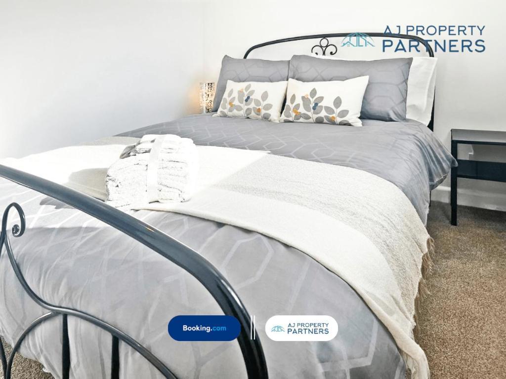 Premium Deal L Hill View Home L Last-Minute Offer L Cheltenham L Aj Properties L Perfect For Short Or Long Stays L 4Beds 4Bedrooms Екстер'єр фото