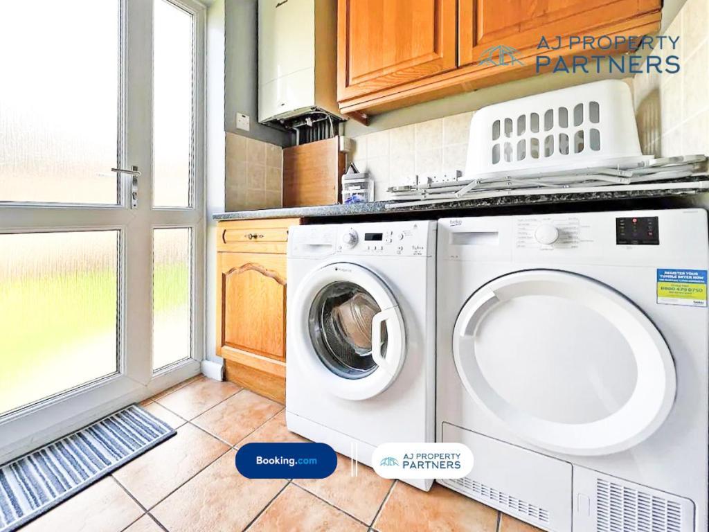 Premium Deal L Hill View Home L Last-Minute Offer L Cheltenham L Aj Properties L Perfect For Short Or Long Stays L 4Beds 4Bedrooms Екстер'єр фото